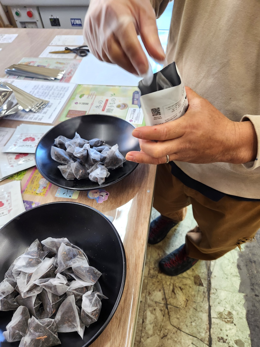 ハルイチ提携農園vol.10 「お茶の袋詰め作業」【2024年12月】 | NEWS